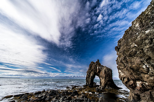 IJsland, land van lava omringt door zee, oceaan, een rots komt uit het water