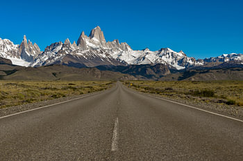 The road to El Chaltén with the Patagonian Andes invites to dream