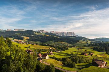 Appenzellerland met uitzicht op het Alpstein-gebergte en de Säntis van Conny Pokorny