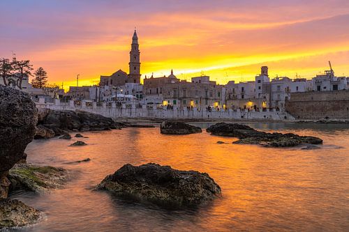 De historische stad Monopoli bij zonsondergang
