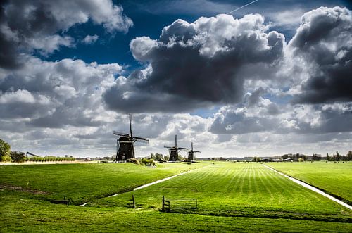 Holländische Windmühlen und bewölktem Himmel