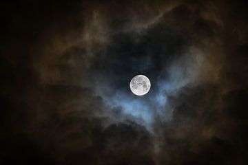 Der Mond in einem brennenden Himmel