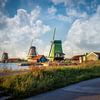 Windmühlen und Laternenpfahl mit Wolken an der Zaans schans in Zaandam. von Bart Ros
