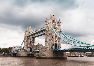 Tower Bridge van Elle Rowbottom