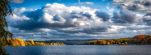 Panorama Baldeneysee in Essen Ruhrgebied met dramatische stormwolken
