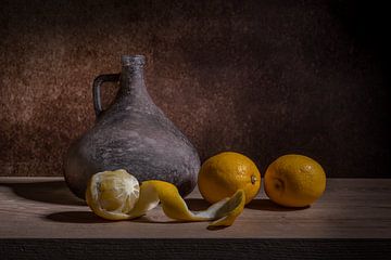 Klassiek stilleven met een fles en citroenen van John van de Gazelle fotografie