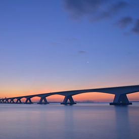 Zeelandbrug vlak voor zonsopgang van Gerard Veerling