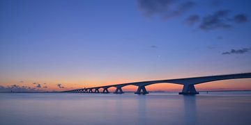 Zeelandbrug vlak voor zonsopgang van Gerard Veerling