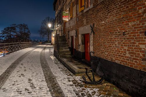 Elsloo in de avond in de winter met sneeuw