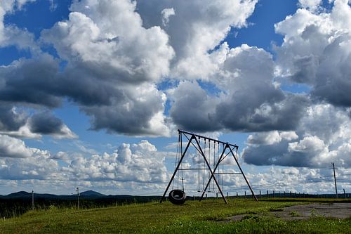 De school schommelt onder een zomerse hemel