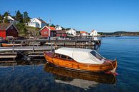 Hafen mit Boot auf der Insel Merdø in Norwegen von Rico Ködder Miniaturansicht