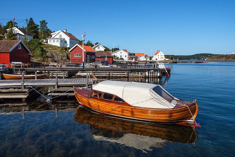 Hafen mit Boot auf der Insel Merdø in Norwegen von Rico Ködder