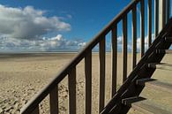 Houten trap op strand van Texel van Natascha Teubl thumbnail