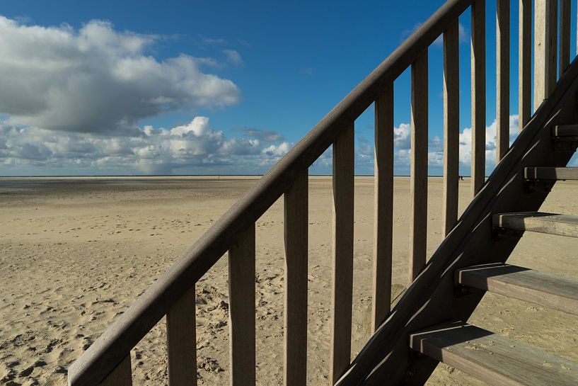 Houten trap op strand van Texel van Natascha Teubl