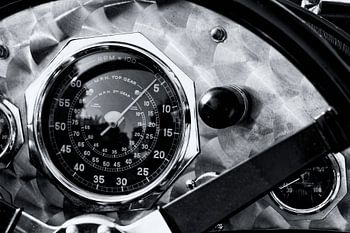 Armaturenbrett aus gebürstetem Aluminium mit Tachometer auf einem britischen Rennwagen aus den 1920e