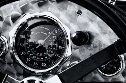 Geborsteld aluminium dashboard met snelheidsmeter op een vintage Britse racewagen uit de jaren 1920.