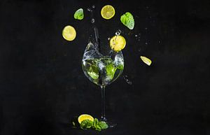 Gin tonic met munt en citroen, gin tonic with mint and lemon. van Corrine Ponsen