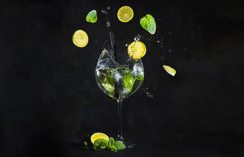 Gin tonic met munt en citroen, gin tonic with mint and lemon. van Corrine Ponsen