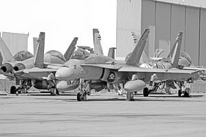 Rijtje McDonnell Douglas F-18 Hornets du corps des Marines américains en noir et blanc sur Ramon Berk