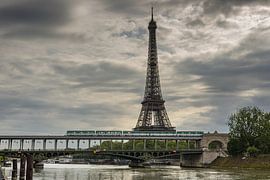 Pont Bir Hakeim mit Metro und der Eiffelturm von Walter G. Allgöwer