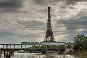 Pont Bir Hakeim avec le métro et la Tour Eiffel