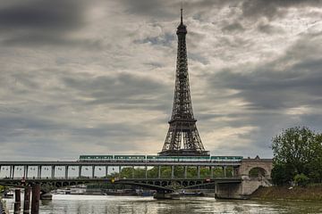 Pont Bir Hakeim met metro en de Eiffeltoren van Walter G. Allgöwer