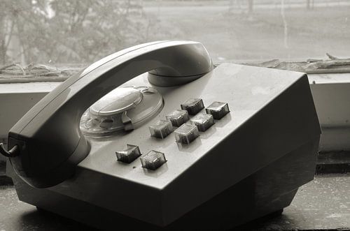 verouderde telefoon bij het raam