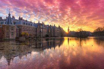 Binnenhof weerspiegeld in Hofvijver tijdens zonsondergang van Rob Kints