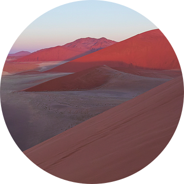 Het laatste licht op de rode zandheuvels van Sossusvlei van Lennart Verheuvel