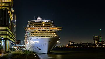 De MSC Preziosa in Rotterdam van Alex Hoeksema