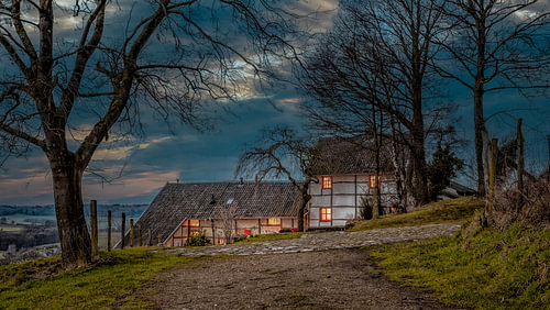 Abendfoto eines Fachwerkhäuschens in Südlimburg von John Kreukniet