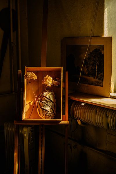 Nature morte d’atelier à la lumière dorée – fleurs séchées &amp; pain artisanal | art mural rustique par Brave Toaster Photos