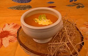 soupe crème de potiron classique avec des graines de potiron, servie dans une tasse à soupe sur Babetts Bildergalerie