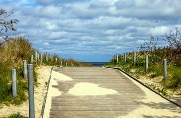 Beach access by Holger Felix
