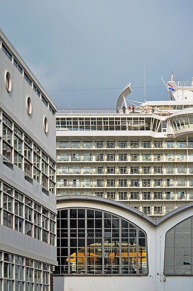 Drie gebouwen, één boot, Wilhelminapier, Rotterdam van Frans Blok - foto's, kunst en andere wanddecoratie
