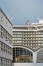 Drie gebouwen, één boot, Wilhelminapier, Rotterdam van Frans Blok thumbnail