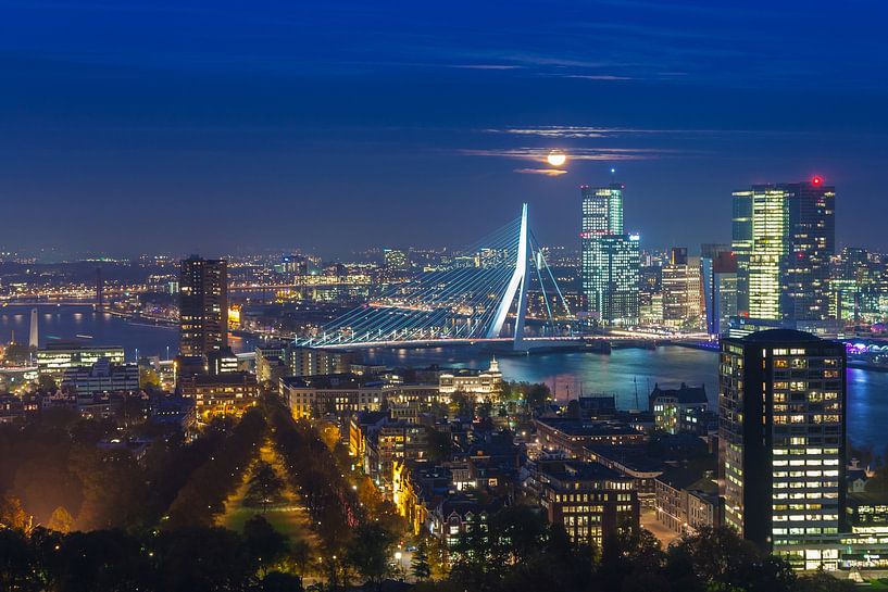 Full moon over Rotterdam van Ilya Korzelius