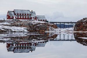 Bibliothek von Aasiaat (Grönland) in einer Winterlandschaft