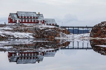 Bibliotheek van Aasiaat (Groenland) in een winters landschap van Martijn Smeets