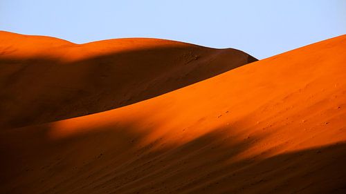 Schaduw op rode zandduinen in de Sossusvlei, Namibië