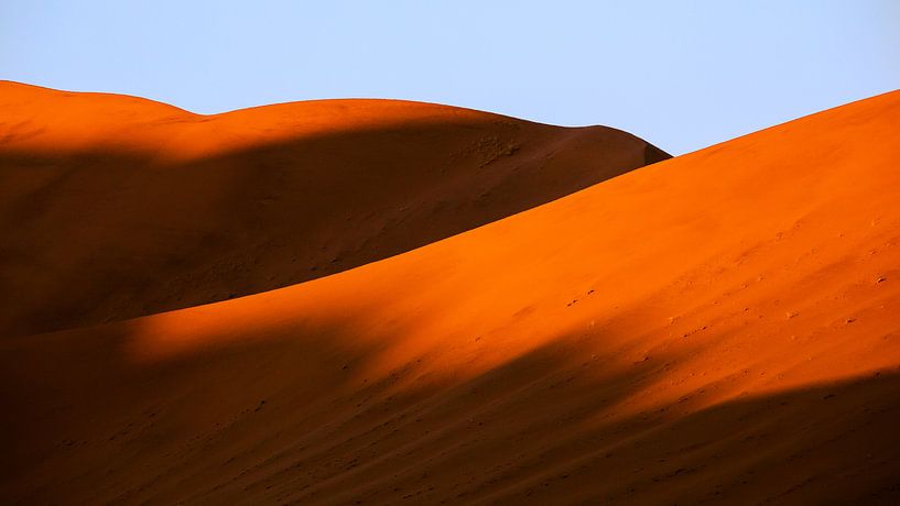 Schaduw op rode zandduinen in de Sossusvlei, Namibië van Martijn Smeets