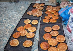 Fladenbrot in einer Bäckerei in Fez, Marokko