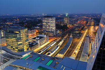 Blick vom Dach der Stadtverwaltung Utrecht über den Bahnhofsbereich in Richtung Moreelsepark von Donker Utrecht