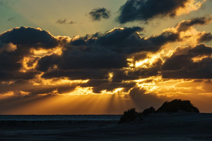 Sonnenuntergang mit Dünen auf der Insel Amrum van Rico Ködder