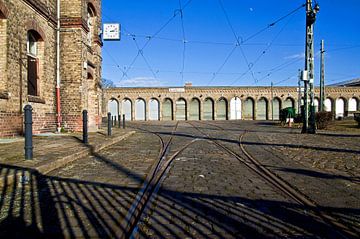 In onbruik geraakte, verlaten tramremise in Oost-Berlijn van Silva Wischeropp