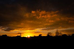 Vurige zonsondergang van Niki Moens