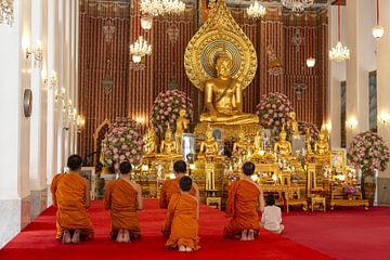 Puja bij Wat Chana Songkhram, Bangkok, Thailand, Azië van Walter G. Allgöwer
