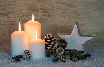 Advent kaarsen met witte ster vorm op sneeuw en houten achtergrond van Alex Winter