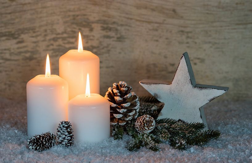 Weihnachtszeit Adventskerzen mit weißen Stern Form auf Schnee und hölzernen Hintergrund von Alex Winter