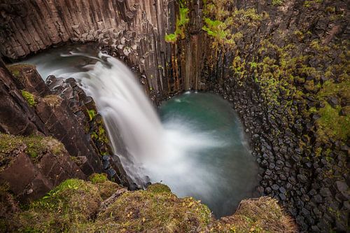 Close up naar de Litlanesfoss in IJsland